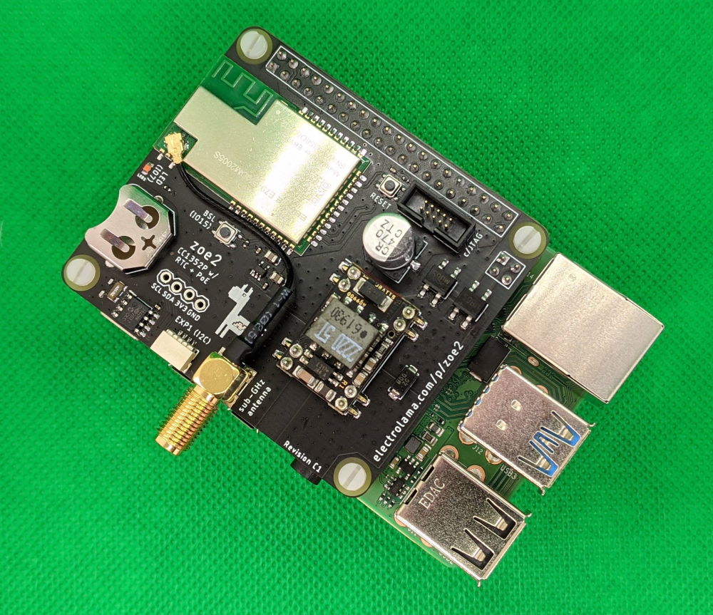A zoe2 HAT installed on a Raspberry Pi